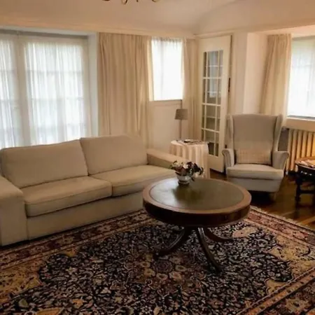 Vrijstaande Rietgedekte Nabij Uitvalswegen Villa
