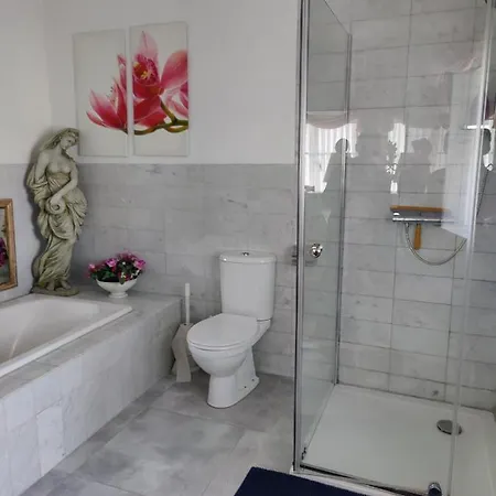 Vrijstaande Rietgedekte Nabij Uitvalswegen Villa