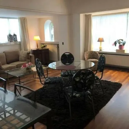 Vrijstaande Rietgedekte Nabij Uitvalswegen Villa