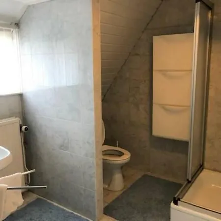 Vrijstaande Rietgedekte Nabij Uitvalswegen Villa *